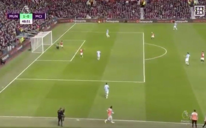 Ederson blundert er 3 (!) keer érg pijnlijk op los in Manchester Derby (VIDEO)