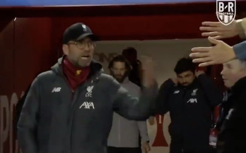 Klopp is beducht voor het coronavirus en wordt razend op fans (VIDEO)