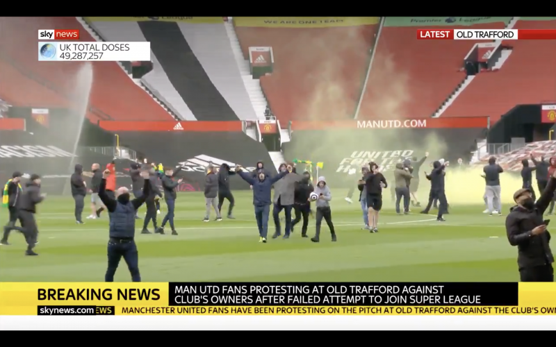 Bom barst bij Manchester United: Woeste supporters bestormen veld (VIDEO)