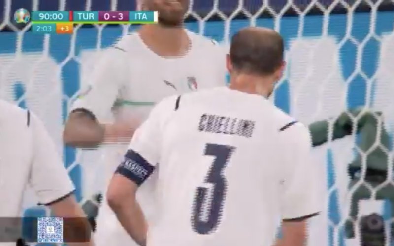 36-jarige Giorgio Chiellini zorgt voor hét beeld van Turkije-Italië (VIDEO)