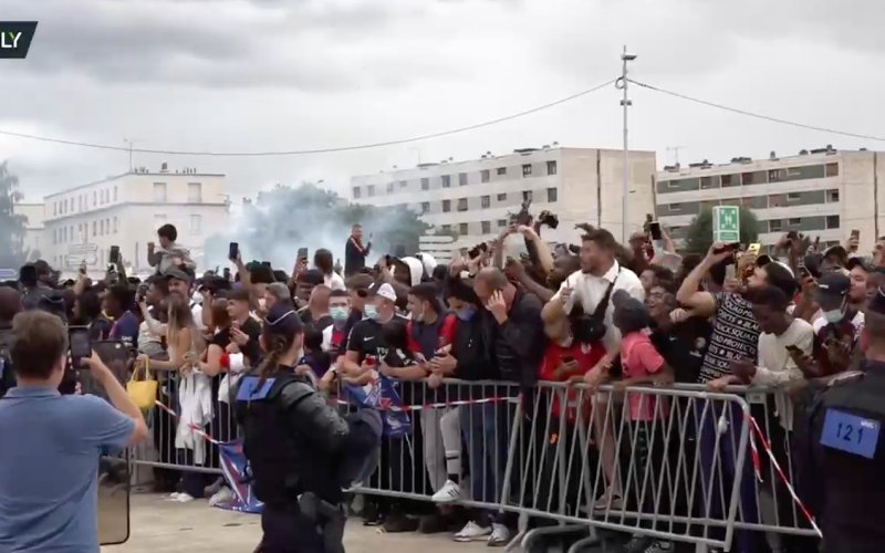 Messi maakt PSG-fans helemaal gek met dit gebaar bij aankomst in Parijs