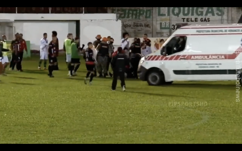 Schokkende beelden: Speler schopt scheidsrechter tegen het hoofd (VIDEO)