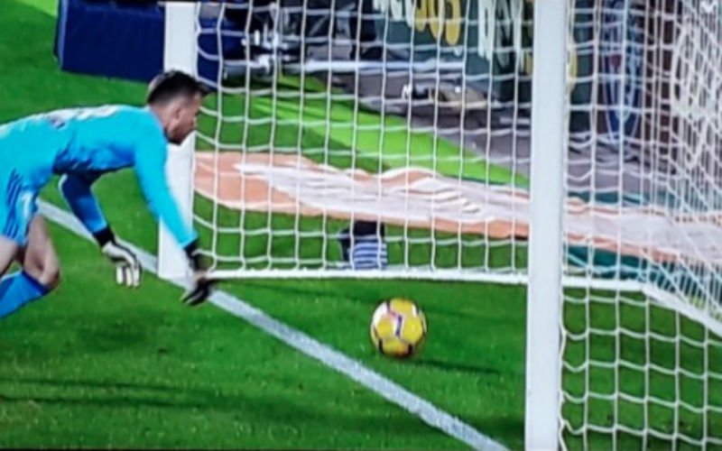 Dit zei Messi tegen de ref na de schandalig afgekeurde goal tegen Valencia