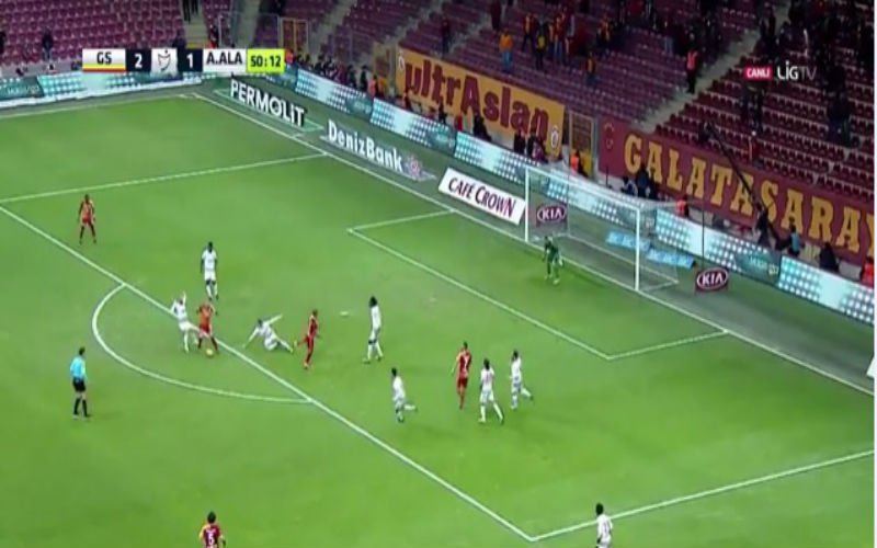 Wesley Sneijder scoort met een fabelachtige lob (Video)