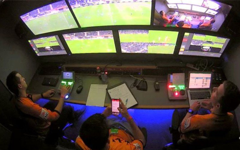 'Dit was VAR Bram Van Driessche aan het doen op smartphone'