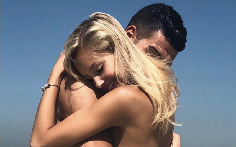 WAG van Pellè zorgt voor hete temperaturen tijdens bikinidefilé (Foto's)