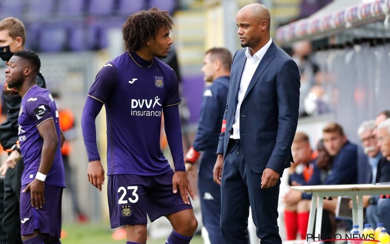 Joshua Zirkzee verbaast en gaat in tegen Kompany