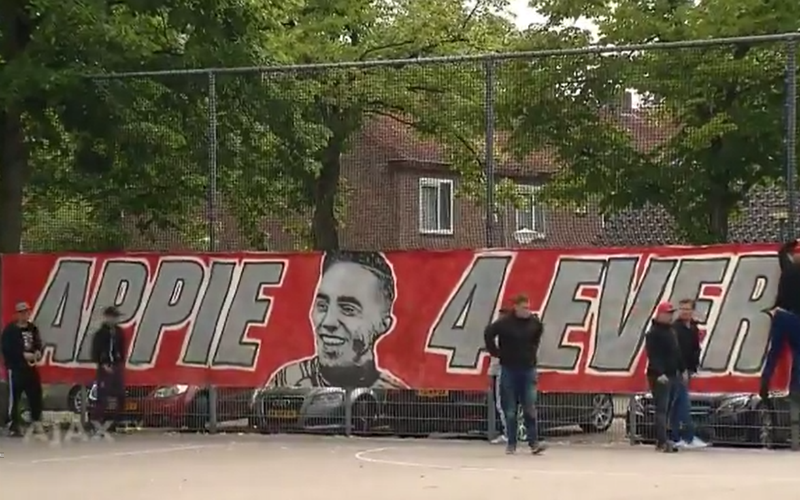 Kippenvel! Ajax-fans steken familie Nouri een hart onder de riem