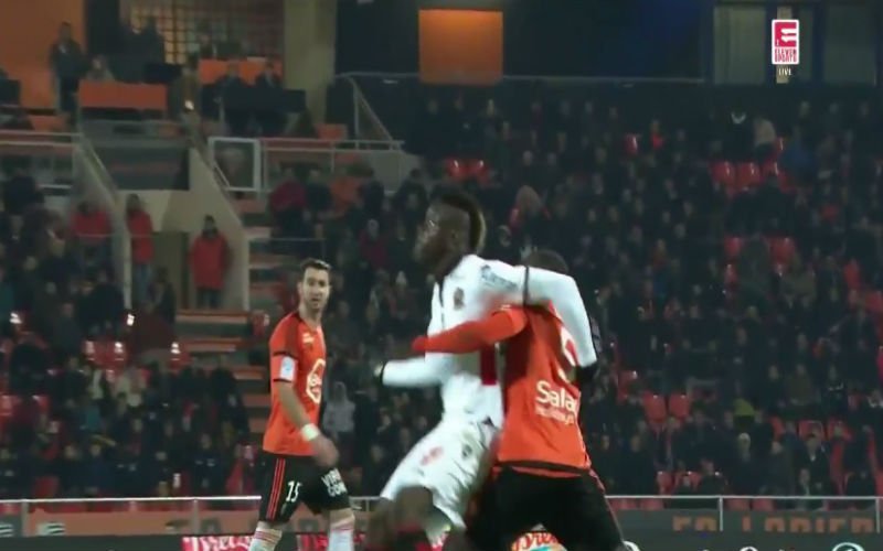 Mario Balotelli heeft alweer pech en pakt rood na deze onschuldige actie (Video)