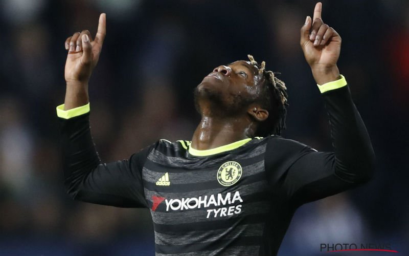 Lacht Batshuayi zijn ploegmaat uit? (Video)