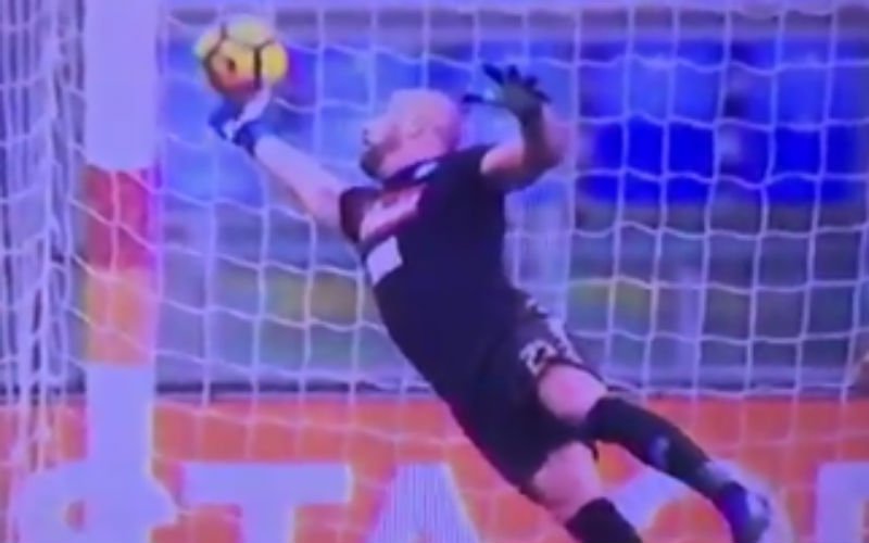 Dit is de redding van het seizoen! Wat een formidabele save van Reina (Video)