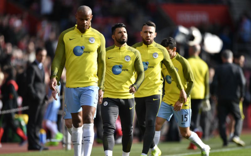 Fans van Manchester City kijken heel verbaasd naar Vincent Kompany (die alweer speelt)