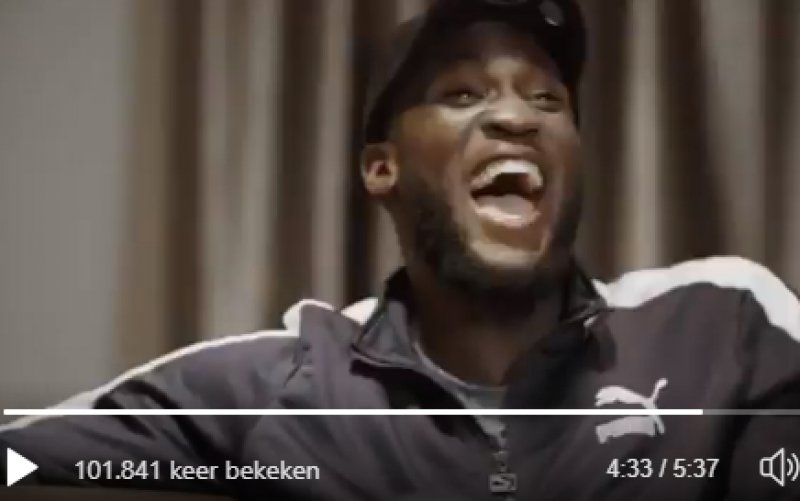 Lukaku reageert op first touch-kritiek en lacht met Rode Duivels