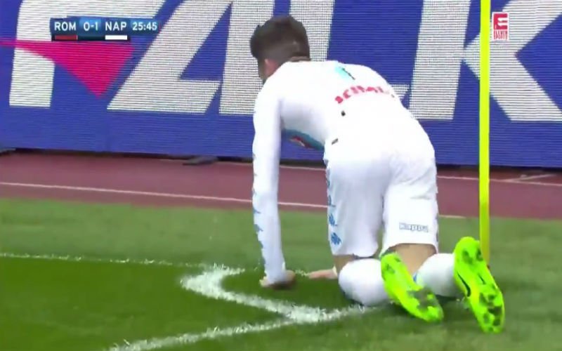 Mertens scoort met knap stiftballetje en viert dat op hilarische wijze (Video)