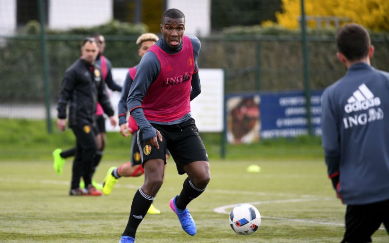 Obbi Oulare scoort ook naast het veld