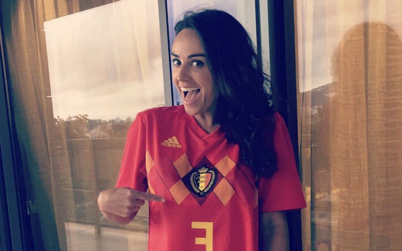 Polly Parsons in afwachting van transfer Vermaelen uit de kleren