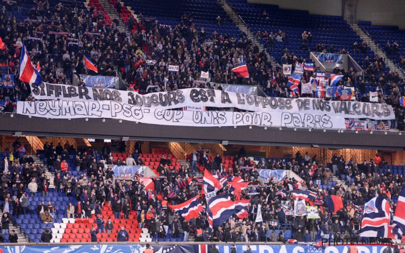 Neymar trekt hele grote ogen bij zien van spandoek van PSG-fans