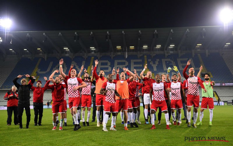 Cercle belachelijk gemaakt in beker, Genk stoot door