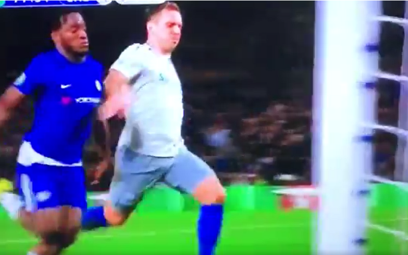 Auwch! Batshuayi knalt tegen paal, maar heeft hilarische reactie (Video)