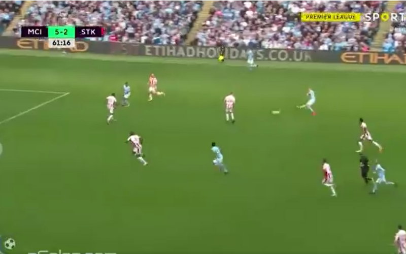 Deze weergaloze pass van De Bruyne moet je zien! (video)