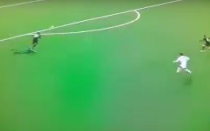 Wat een blunder! Zweedse keeper gruwelijk in de fout tegen Bilbao (Video)