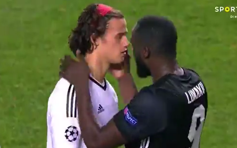 Dit moet je zien: Lukaku pakt uit met schitterend gebaar richting Svilar (Video)