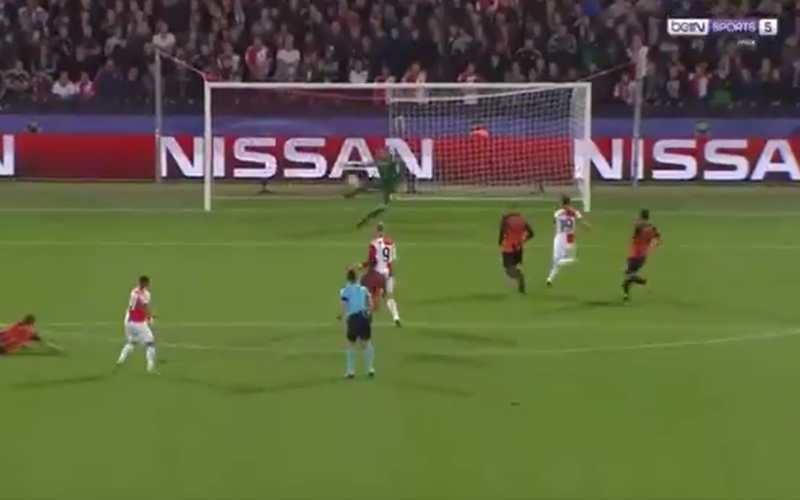 Wat een blunder! Zo komt Feyenoord op voorsprong (video)