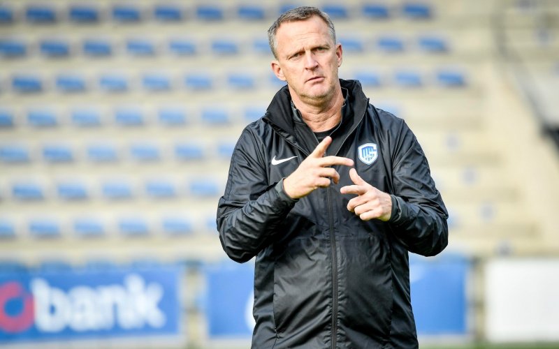 'John van den Brom laat zich meteen gelden bij KRC Genk'