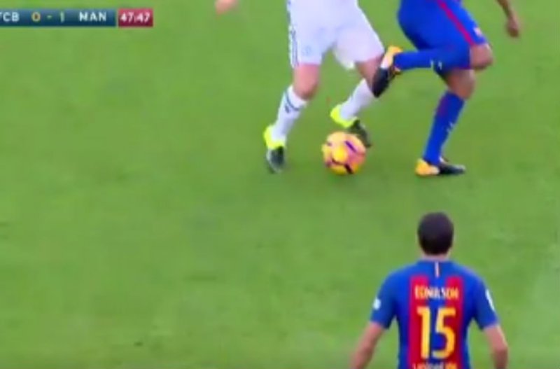 Ronaldinho maakt indruk met schitterende dribbel (Video)