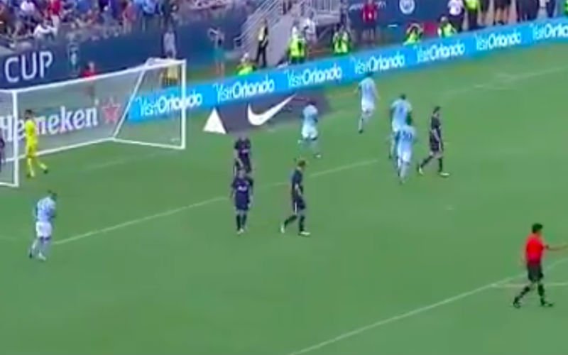 Heel Man City valt van zijn stoel na deze vrije trap van De Bruyne (Video)