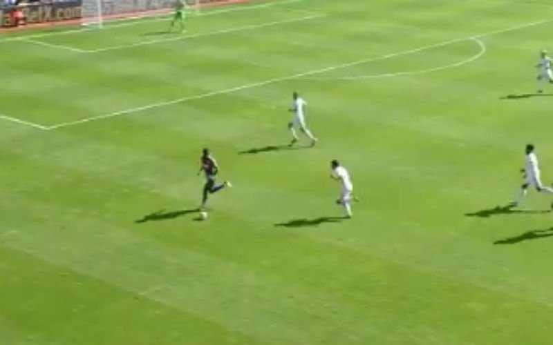 Benteke scoort dit doelpunt (Video)