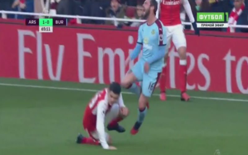 Xhaka krijgt meteen rood voor deze drieste tackle op Steven Defour (Video)